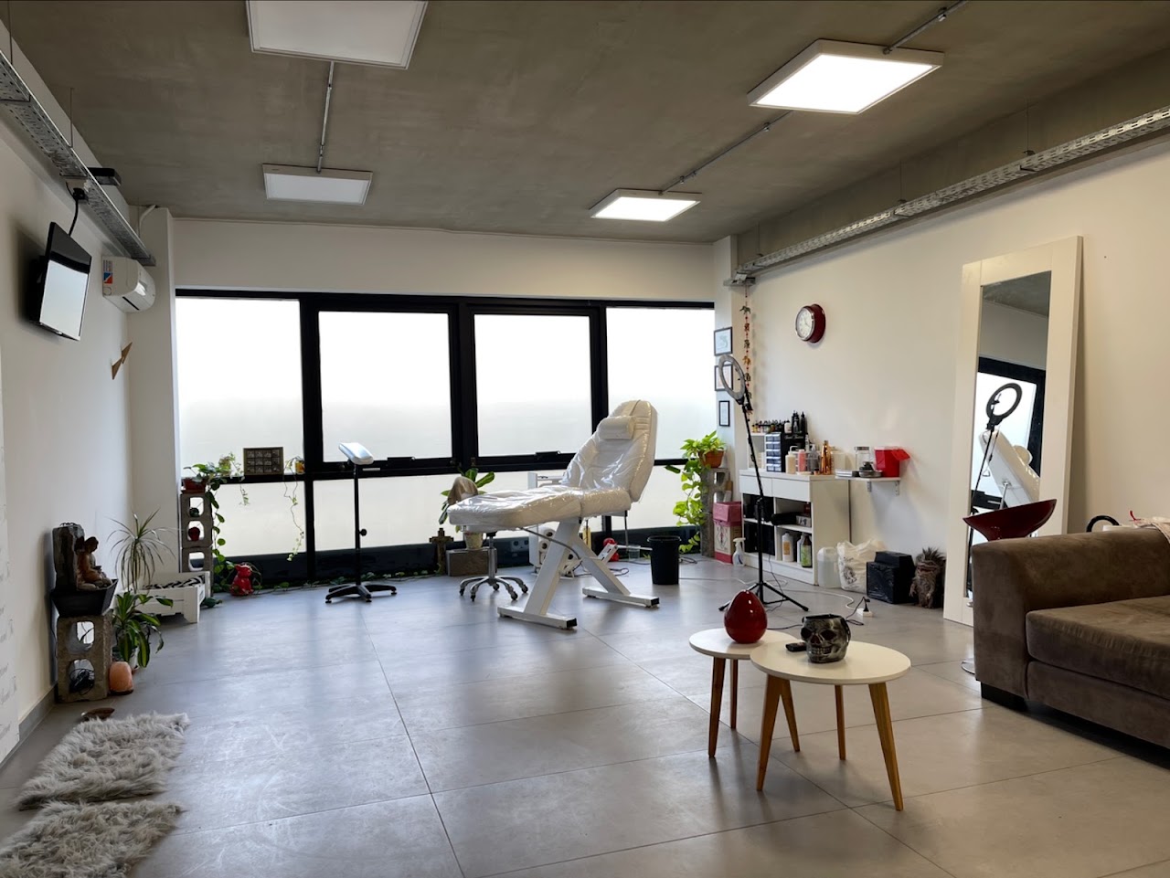 Interior del exclusivo estudio SantTattoo en Leloir Plaza 2